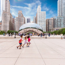 Spielende Kinder an der Skulptur Cloud Gate im Millennium Park, Chicago, Illinois