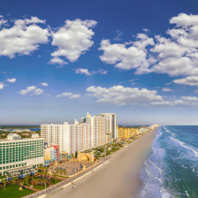Die Küste von Daytona Beach, Florida, aus der Vogelperspektive