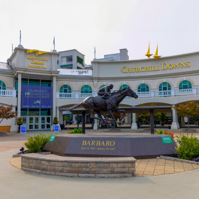 Das Kentucky Derby Museum an der Pferderennbahn Churchill Downs in Louisville, Kentucky