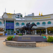 Das Kentucky Derby Museum an der Pferderennbahn Churchill Downs in Louisville, Kentucky
