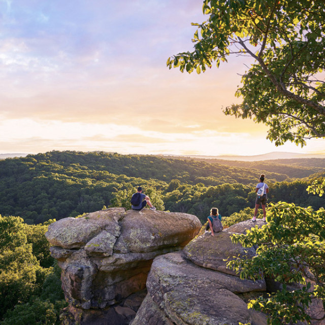 Verschnaufpause auf den Felsen im Garden of the Gods, Shawnee National Forest, Illinois