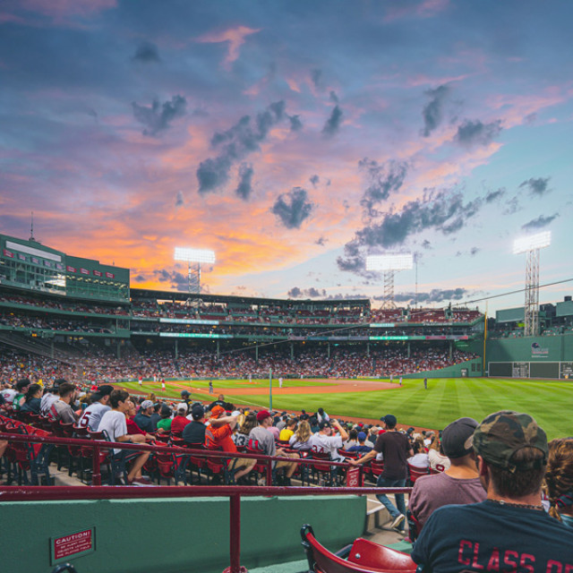 Das voll besetzte Baseballstadion Fenway Park in Boston, Massachusetts