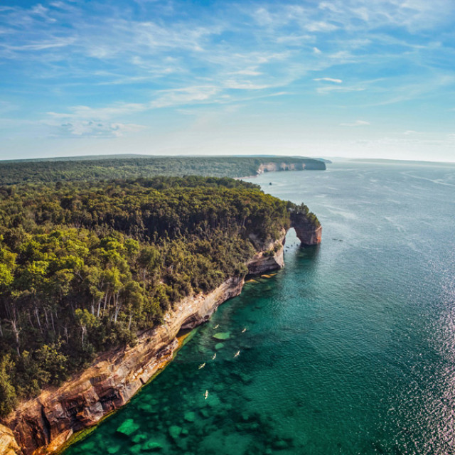 Kajaktour im klaren Wasser an der Pictured Rocks National Lakeshore in Munising, Michigan
